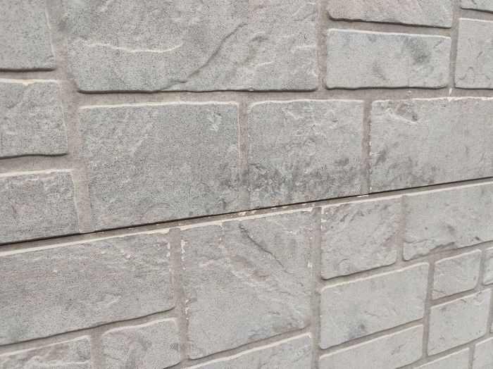 松原市別所のT様邸 石積み調サイディング外壁の全体的な色くすみとチョーキング症状