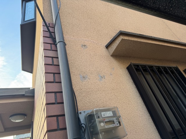 松原市別所のI様邸 過去の補修跡と横方向に長く走るクラック(ひび割れ)が並存している外壁面