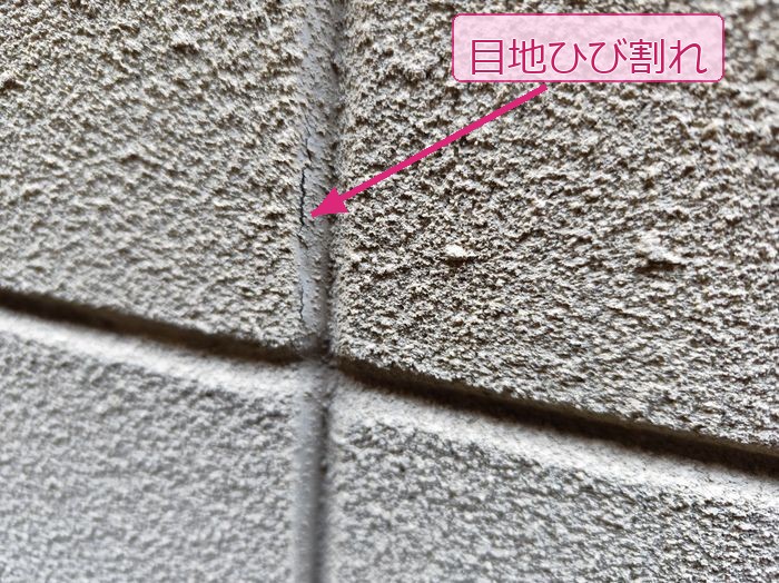 八尾市太子堂のN様邸 ALC外壁目地の交差部分に走るクラック(ひび割れ)のクローズアップ