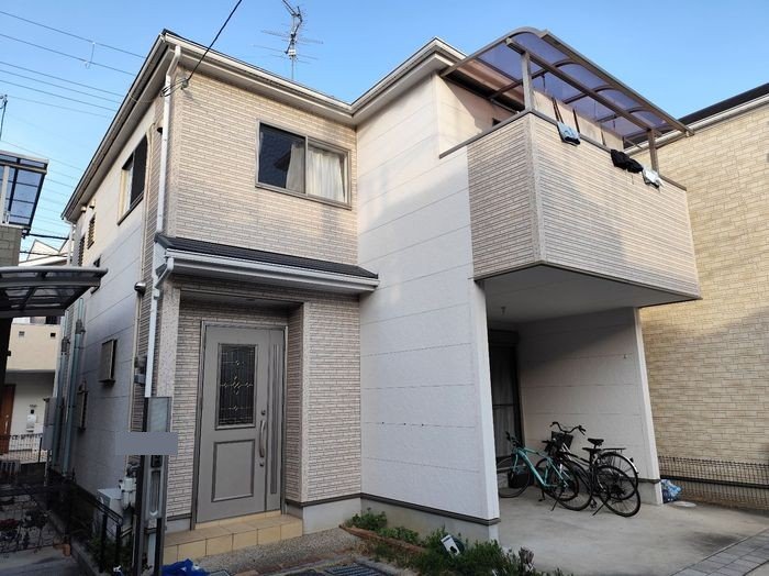 【八尾市曙川東】初めての外壁塗装でひび割れ・シーリング劣化を徹底補修！ベージュからダークブラウンへイメージチェンジした施工事例