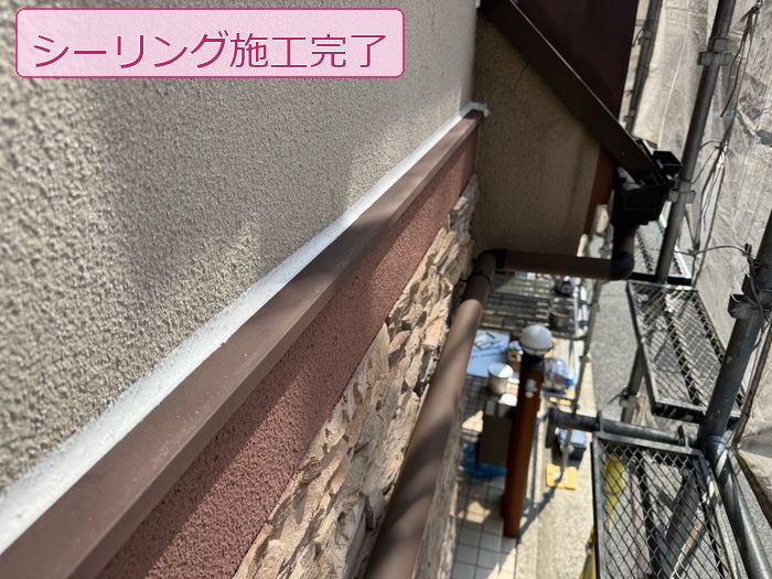 八尾市久宝寺のM様邸 上下2層の外壁の帯部分のシーリング増し打ち完了後の状態