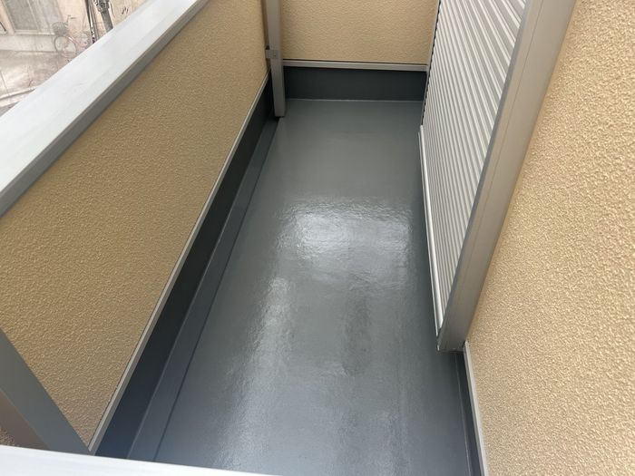 八尾市太子堂のO様邸 ウレタン防水トップコート塗布完了後のベランダ床全景 均一なグレーの仕上がり