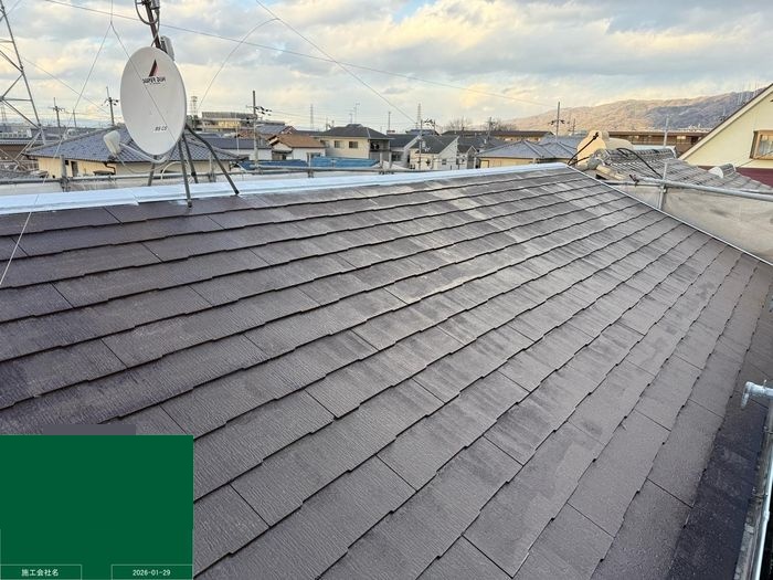 八尾市曙川東 スレート屋根の下塗り完了の様子（全面均一に施工）