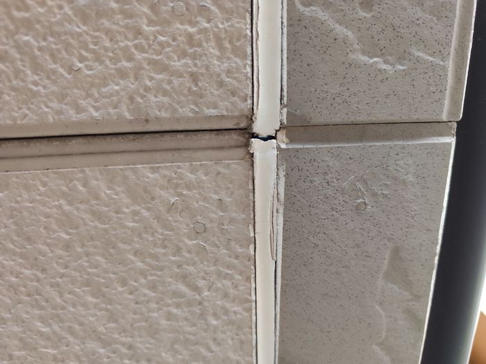 松原市別所のT様邸 サイディング目地コーキングの破断クローズアップ 亀裂が入り雨水浸入リスクのある状態