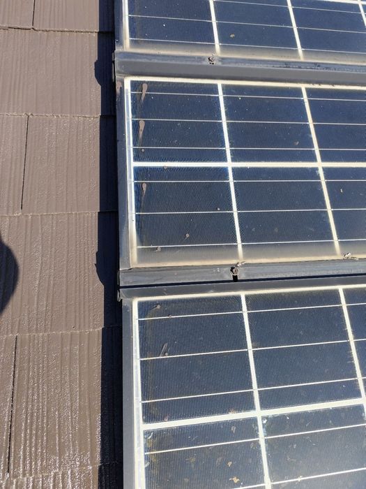 松原市別所のT様邸 屋根に設置されたソーラーパネルと屋根材の取り合い部分の現状確認