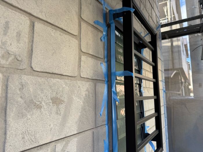 松原市別所のサイディング外壁 窓枠（格子窓）周辺の縦目地にマスキングテープを貼った養生作業