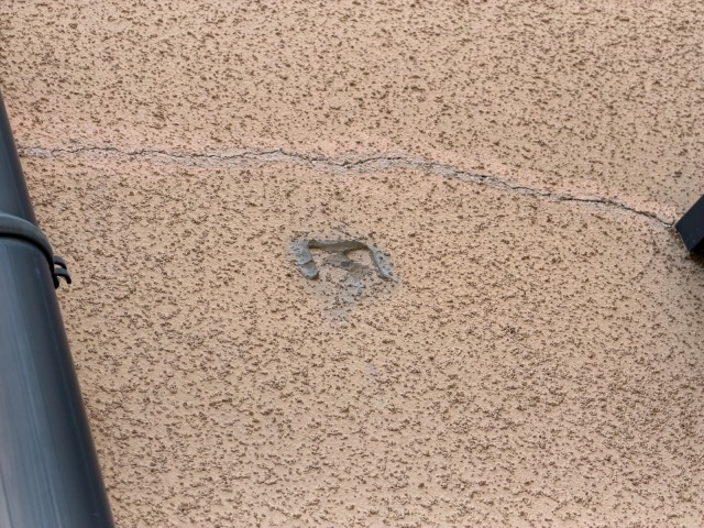 松原市別所のI様邸 モルタル外壁の大きなクラック(ひび割れ)中央部分が欠落・剥落している状態