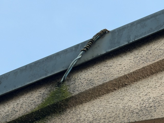 松原市別所のI様邸 庇の配線貫通部周辺のシーリング(コーキング)が亀裂している状態