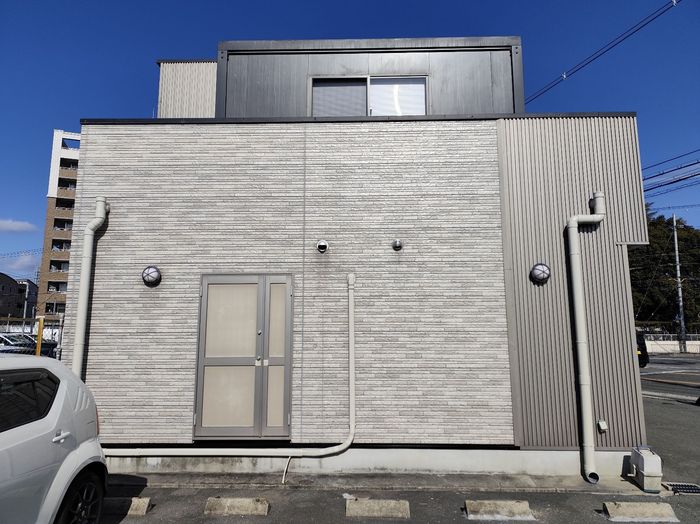 【高槻市城東町】施工途中放置の動物病院を完全再生！折板屋根をNKクールリペイントで白く塗装・外壁はクリヤー仕上げ