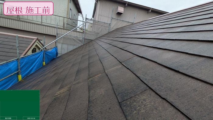 八尾市久宝寺のN様邸 施工前のスレート屋根近景 苔の付着と塗膜劣化の詳細(足場からの撮影)