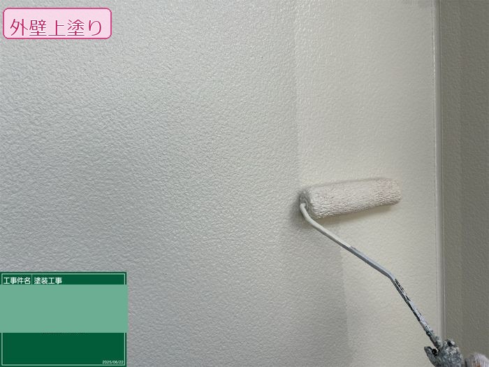 八尾市太子堂H様邸 窯業系サイディング外壁の上塗り塗布中 コーナー際をローラーで塗り込んでいる様子