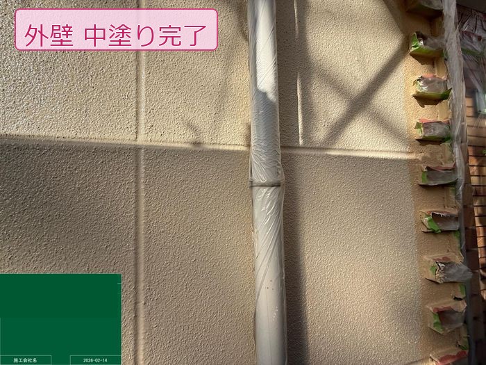 八尾市高安町 ALC外壁の中塗り完了。ベージュ系の色が全面に均一に塗られた様子