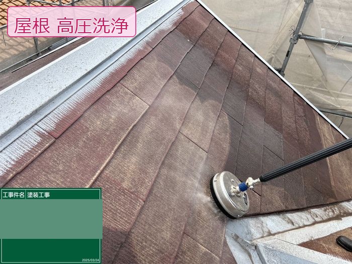 八尾市久宝寺のM様邸 回転式ノズルでスレート屋根を高圧洗浄している様子