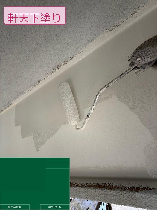 八尾市南安町のM様邸 軒天にローラーで下塗り塗料を塗布している職人の手元