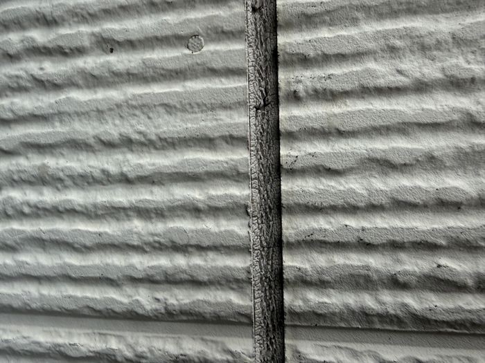 八尾市曙川東のT様邸 サイディング縦目地のコーキング劣化と破断のクローズアップ