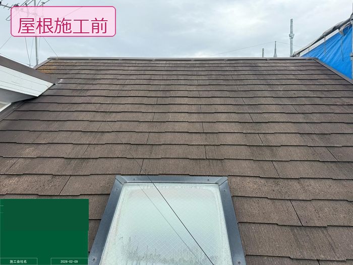 施工前のスレート屋根全景。苔・藻・色褪せが全面に広がっている
