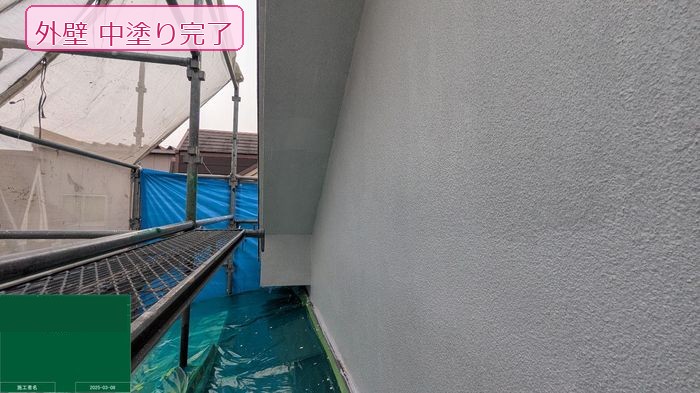 八尾市久宝寺N様邸 外壁中塗り完了後の均一な仕上がり状態