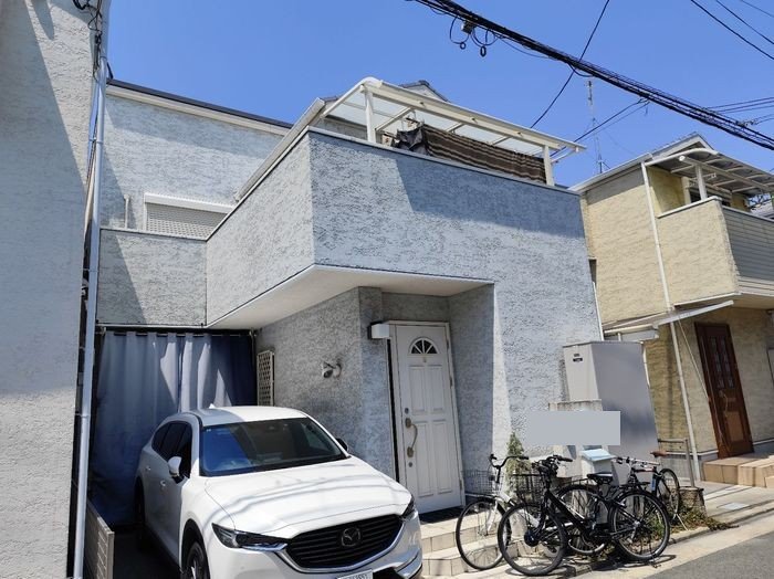 八尾市久宝寺 J様邸・施工前の外観全景。ライトグレーのモルタル外壁