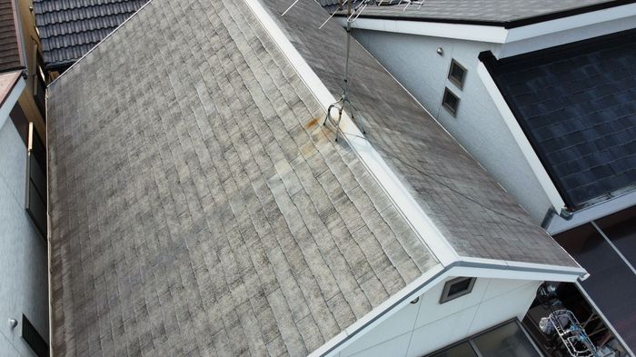 八尾市太子堂H様邸 足場設置後に撮影したスレート屋根の全景 コケと汚れが確認できる施工前の状態