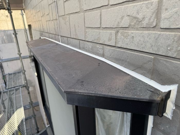 松原市別所の窓庇（ひさし）天端と外壁の取り合い部にシーリング材を充填した施工後の状態