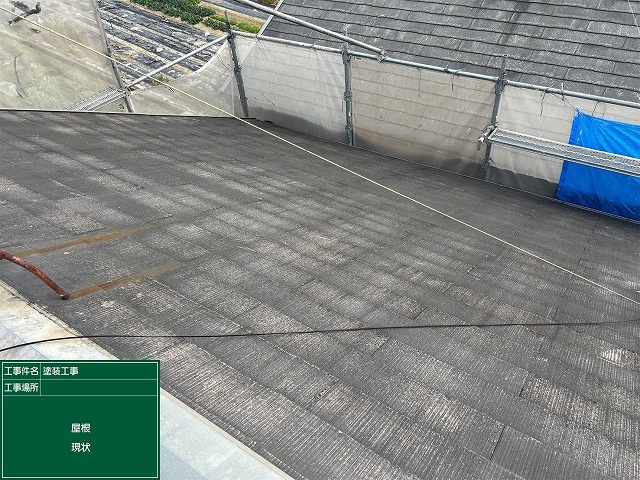 松原市別所のI様邸 スレート屋根の現状 塗膜が剥がれて黒ずんだ屋根材の状態 足場から撮影