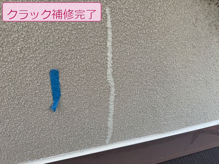 八尾市久宝寺のI様邸 モルタル外壁の縦クラック補修完了 白い補修材で充填した仕上がり