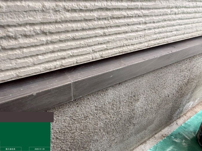 八尾市曙川東のT様邸 塗装前の水切り 色あせと汚れが確認できる施工前の状態