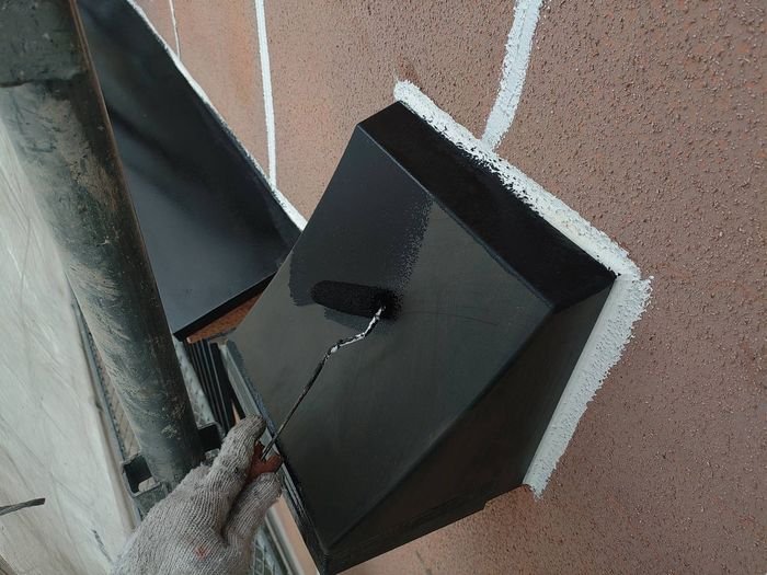 松原市K様邸 シャッターボックスの付帯部塗装中。小型ローラーで黒色塗料を塗布