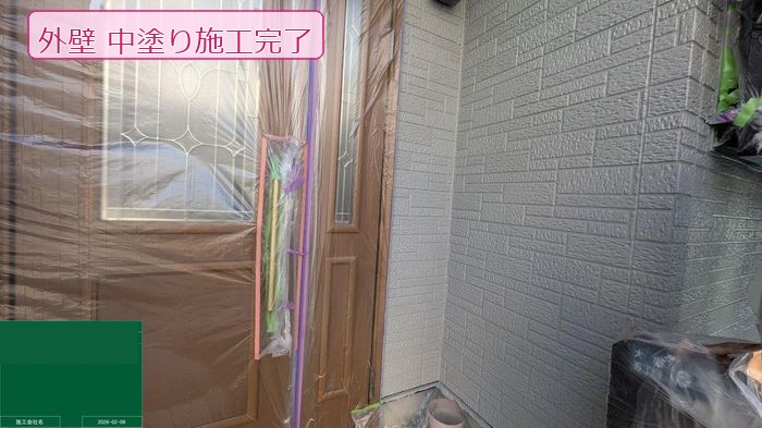 松原市大堀のU様邸 外壁中塗り完了後 玄関ドアと窓への養生が施されている状態