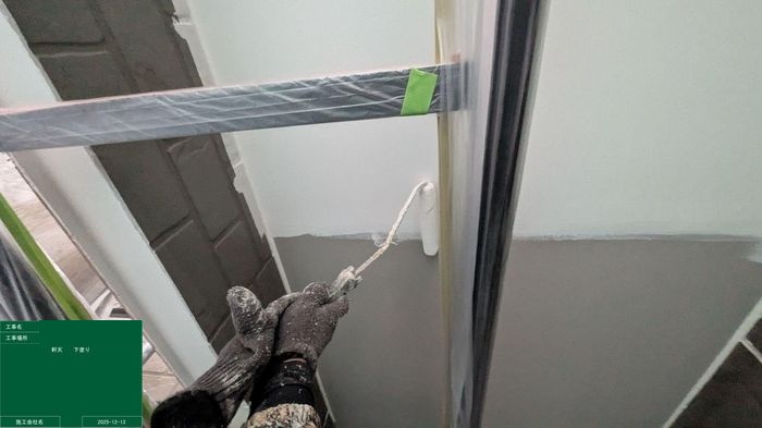 松原市別所 軒天の下塗り施工の様子・ローラーで塗布中