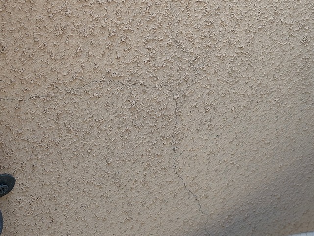 松原市別所のI様邸 モルタルリシン外壁に複数方向に走るクラック（ひび割れ）の広がり