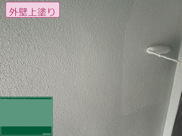 八尾市久宝寺のM様邸 モルタル外壁に上塗りを施工中 ローラーで均一に塗布している様子