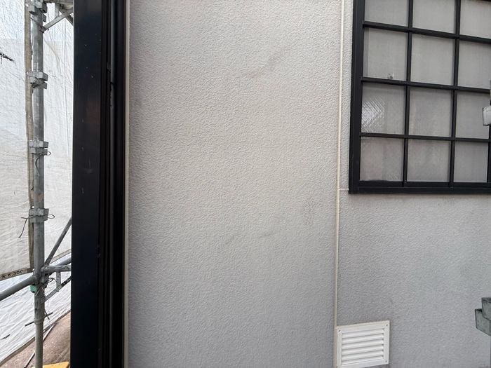 平野区喜連のアパート 施工前のモルタル調外壁 雨だれ汚れと色あせ