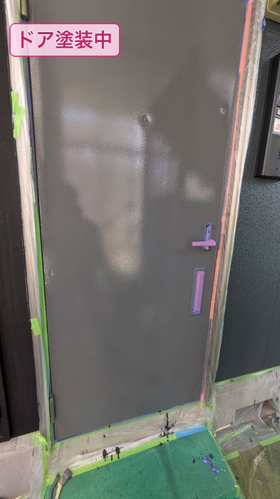 大阪市平野区 アパート玄関ドア 塗装中の様子