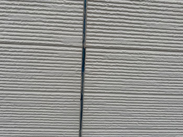 八尾市曙川東のT様邸 コーキング劣化箇所にマーキングテープで印をつけた調査の様子