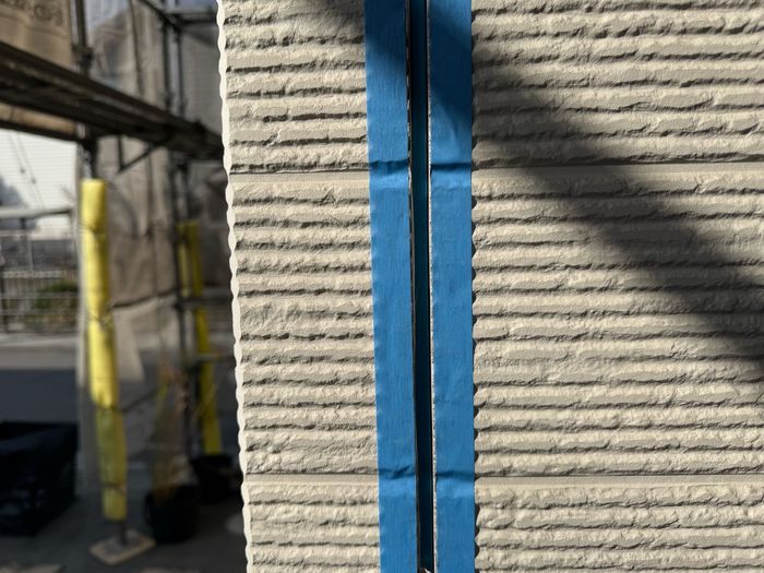 八尾市曙川東のT様邸 玄関ポーチの天井・壁・ドアまわりすべてにマスキングテープで養生している全景