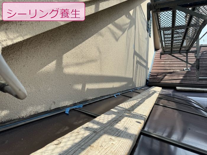 八尾市久宝寺のM様邸 外壁と屋根の取り合い部にマスキングテープで養生を施した状態