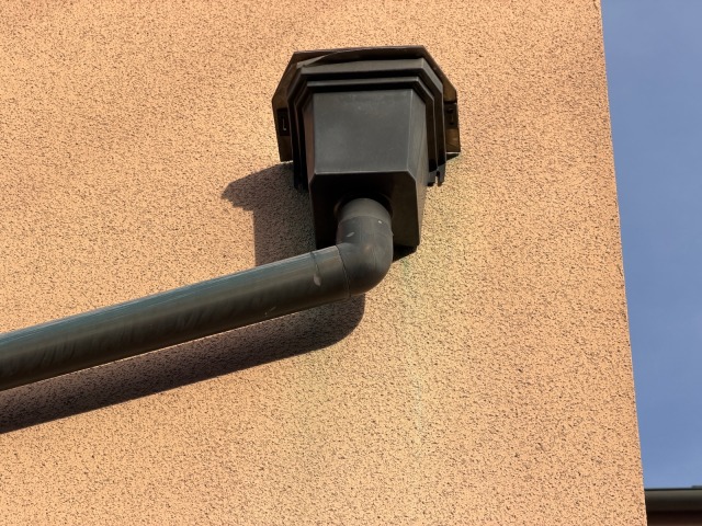 松原市別所のI様邸 雨樋集水器周辺の外壁に広がる雨染みシミのクローズアップ