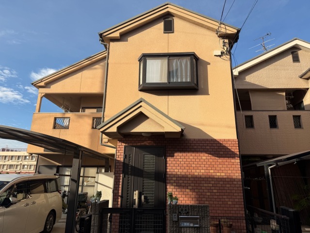 松原市別所のI様邸 築25年モルタル外壁の2階建て戸建て住宅正面全景