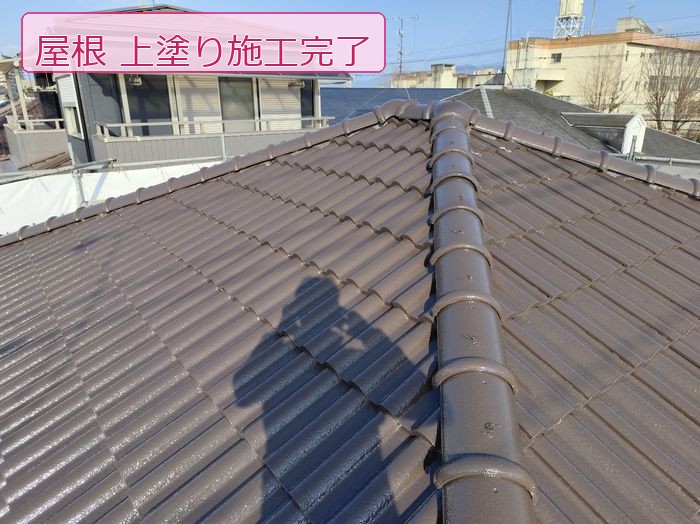 八尾市太子堂のN様邸 屋根塗装完了後の全景 晴天下でツヤが際立つ濃いブラウンの仕上がり