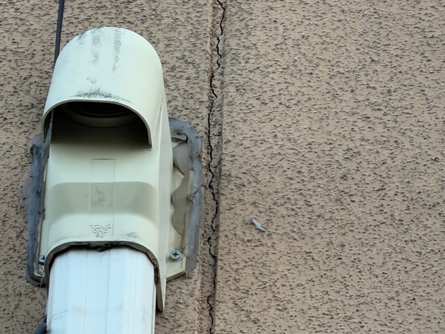 松原市別所のI様邸 雨樋集水器の横に走る大きなクラック(ひび割れ)モルタルが欠落している状態