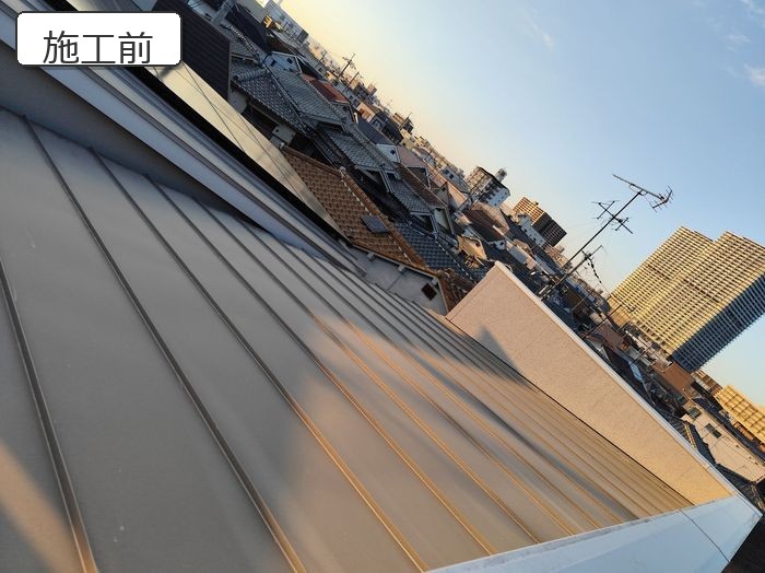 八尾市太子堂のO様邸 瓦棒葺き金属屋根の施工前全景 屋根面の変色状態