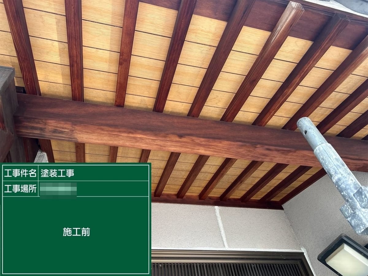 松原市阿保｜玄関の木部が色褪せてカサカサに！木部専用塗料の2回塗りで耐候性を回復