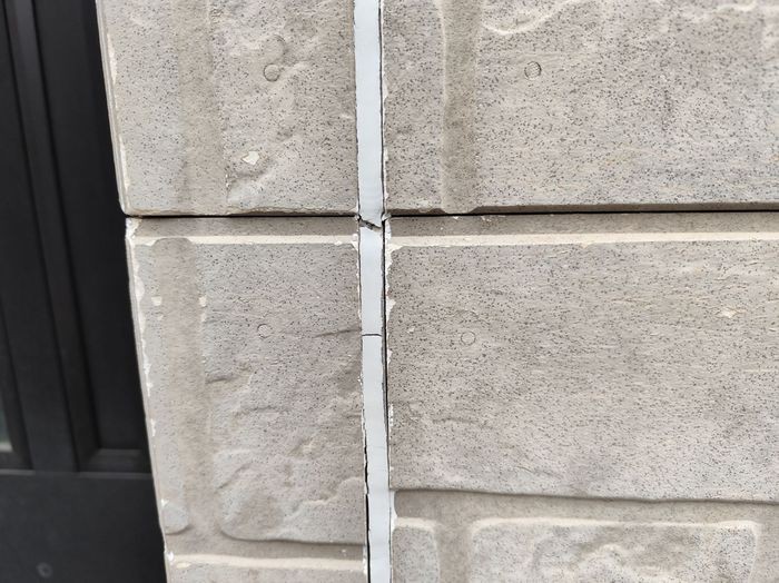 松原市別所のサイディング外壁 縦目地のシーリング材が肉やせして薄くなっている施工前の状態