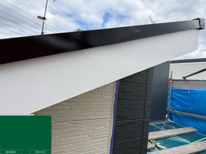 八尾市曙川東 破風板（黒）・軒天（白）塗装完了後のコーナー仕上がり