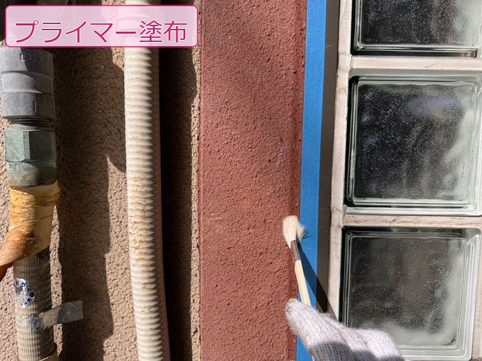 八尾市久宝寺のM様邸 ガラスブロック脇の目地にプライマーを刷毛塗りしている職人の手元