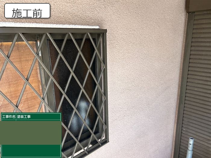 八尾市久宝寺のY様邸 外壁塗装施工前の状態 全体に色あせが見られるモルタル外壁