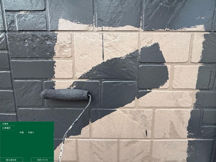 松原市別所 外壁サイディングの中塗り施工途中・チャコールグレーに塗られていく様子