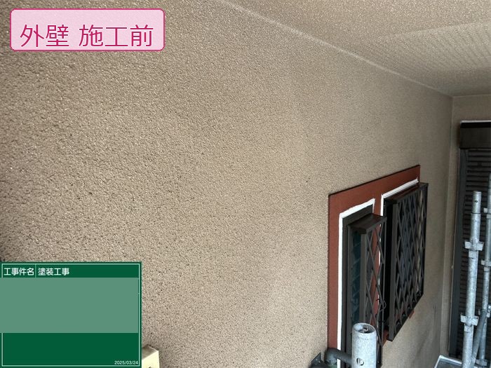 八尾市久宝寺のM様邸 外壁施工前の窓周り リシン吹き付けのテクスチャーとサッシまわり