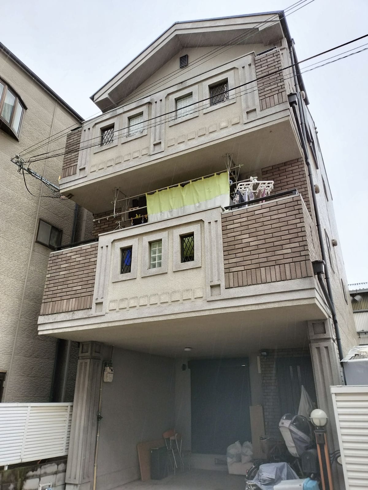 大阪市平野区加美北｜築26年で外壁が茶色く色褪せて排水管にはサビがポツポツ！モルタル・サイディング外壁をフッ素塗料で再生